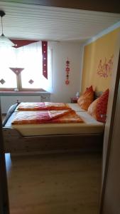 Ein Bett oder Betten in einem Zimmer der Unterkunft Am Rosengarten