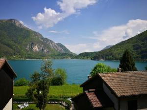 vista su un lago con montagne sullo sfondo di Appartamento Chiara a Ledro