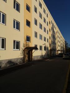 una calle vacía delante de un edificio alto en Grau Apartments 26, en Pärnu