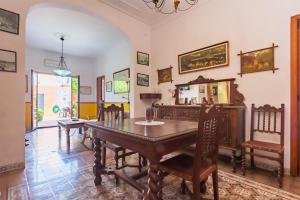 uma sala de jantar com uma mesa de madeira e cadeiras em Es Llimoner des Molinar em Palma de Maiorca