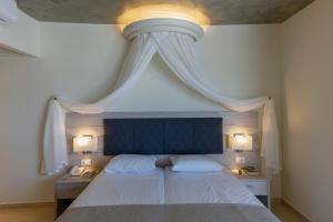 Ein Bett oder Betten in einem Zimmer der Unterkunft Rodos Star Hotel