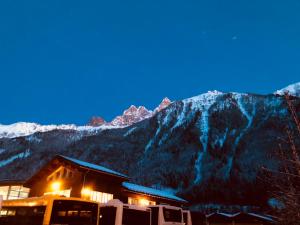 レ・デュー・アルプにあるLes deux Alpes studioの山の建物前に停車するトラック