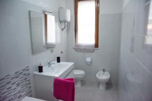 アルゲーロにあるPretty Appartament Bebの白いバスルーム(洗面台、トイレ付)