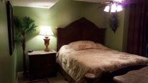 sypialnia z łóżkiem i lampką na stoliku nocnym w obiekcie JeffsCondos - 5 Bedroom - Ocean Blue Resort w mieście Myrtle Beach