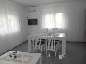 TV a/nebo společenská místnost v ubytování Apartments Diana