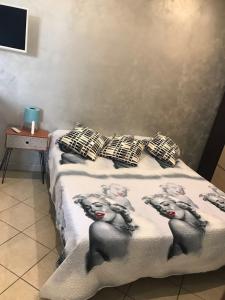 łóżko ze zdjęciem kobiet w obiekcie Central Low Cost w Turynie