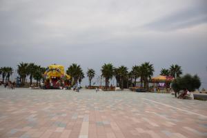 ラ・マタにあるLa Casitaの遊び場とジェットコースター付きの広いオープンエリア