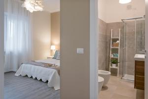 una camera con letto e un bagno con vasca di Wonder View - by MyHomeInComo a Como