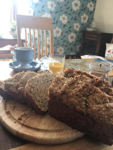 duas fatias de pão num prato de madeira numa mesa em Tobernaglough Wexford pet friendly country b&b em Ramsgrange