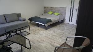 - un salon avec un lit et un canapé dans l'établissement Apartamenty Oaza, à Rewal