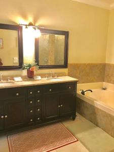 Koupelna v ubytování Royal Hideaway + 39 fotografií