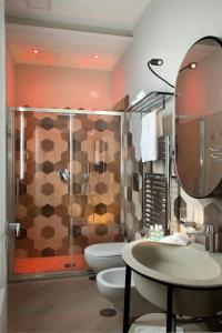een badkamer met een douche, een toilet en een wastafel bij Naplesuite in Napels