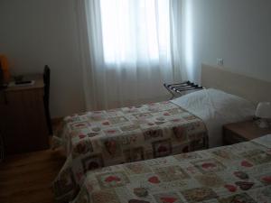 a bedroom with a bed and a window at Hotel Gronda Lagunare in Tessera