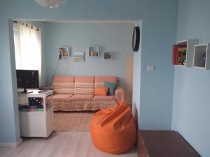 ein Wohnzimmer mit einem Sofa und einem Tisch in der Unterkunft Casa do Baixio in Faja Grande