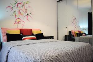 フンシャルにあるGlamdream Apartmentのベッドルーム1室(大型ベッド1台、カラフルな枕付)