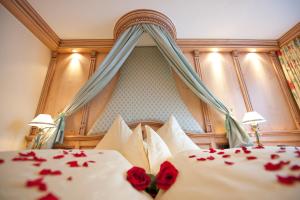 En eller flere senge i et værelse på Hotel Jagdhof Bed & Breakfast