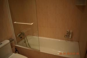 カレタ・デ・フステにあるDuplex Amuley Marのバスルーム(シャワー、ガラスドア付きトイレ付)