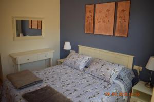 カレタ・デ・フステにあるDuplex Amuley Marのベッドルーム(ベッド1台、鏡付)