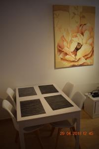 カレタ・デ・フステにあるDuplex Amuley Marの椅子付テーブル