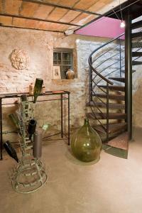 ein Zimmer mit einer Treppe und einer Vase auf dem Boden in der Unterkunft Maison d'Hôte de Myon in Nancy