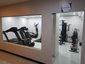 un gimnasio con varios equipos de ejercicio en una habitación en Belém Soft Hotel, en Belém