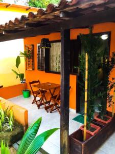 un patio con una mesa de madera frente a una casa en Flat aluguel Abraão 2,Ilha Grande, en Abraão