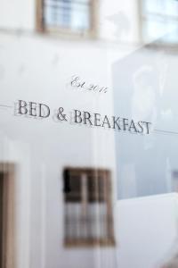Un cartel que dice "bed and breakfast en una ventana" en Sintra1012 Boutique Guesthouse, en Sintra