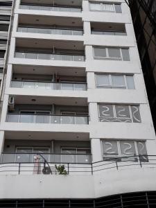 un edificio de apartamentos con escritura asiática en un lado en Bajada Sargento Cabral en Rosario