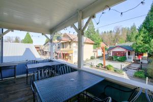 un patio con tavolo e sedie sul balcone. di Hotel Charlotte a Groveland