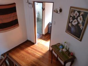 un pasillo con una mesa y una pintura en la pared en Piacere Hotel, en La Paz