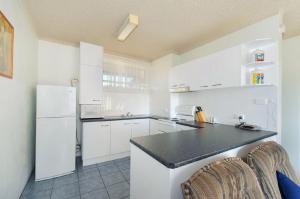 A kitchen or kitchenette at Portview 8, 8/2 Waugh Street