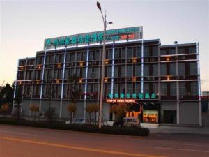句容格林豪泰江苏省镇江市句容市新客运中心快捷酒店的一座顶部有标志的大楼