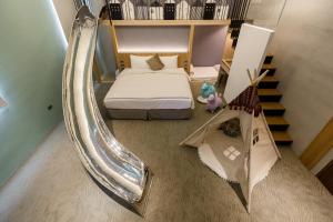 马公绿的旅店的一间带床和镜子的小卧室