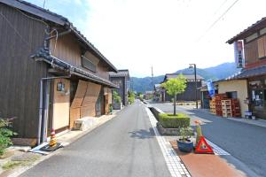 een lege straat in een klein stadje met gebouwen bij Ebisusou in Takashima