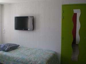 TV a/nebo společenská místnost v ubytování Appart Hotel de la Paix
