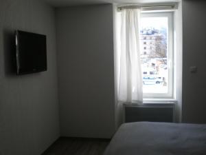 TV a/nebo společenská místnost v ubytování Appart Hotel de la Paix