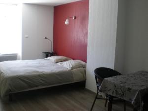 Postel nebo postele na pokoji v ubytování Appart Hotel de la Paix