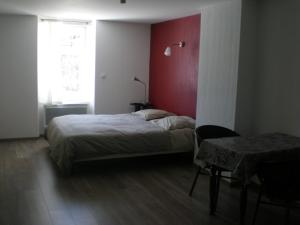Postel nebo postele na pokoji v ubytování Appart Hotel de la Paix