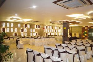 Hotel Darshan SP Ring Road餐厅或其他用餐的地方