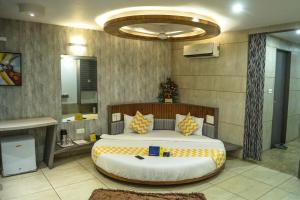 Hotel Darshan SP Ring Road客房内的一张或多张床位