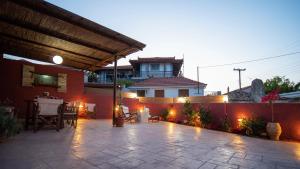 eine Terrasse mit einem Zaun und einem Haus in der Unterkunft Vorto House in Agios Leon
