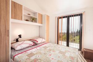 Posteľ alebo postele v izbe v ubytovaní Apartmani Kremena small beach 200m