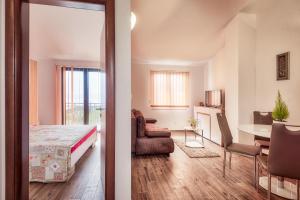 Posteľ alebo postele v izbe v ubytovaní Apartmani Kremena small beach 200m