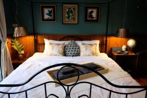 ein Schlafzimmer mit einem Bett mit einer schwarz-weißen Bettdecke in der Unterkunft TANA CASA 12 Large Sathorn 6BR Townhome with Parking in Bangkok