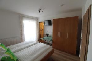 A bed or beds in a room at Kusternighof