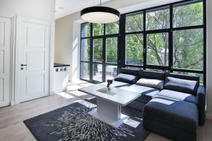 考纳斯Loft on Owl Hill的客厅里有一张沙发和一张桌子。