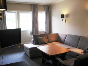 sala de estar con sofá y mesa en Motell Nor-Kro, en Bromma