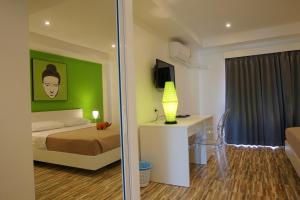 um quarto com uma cama e uma parede verde em Lotus Art Guesthouse em Pattaya Sul