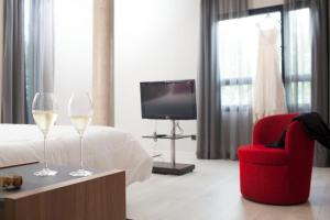 a hotel room with a tv and a chair at Hotel K10 in Urnieta