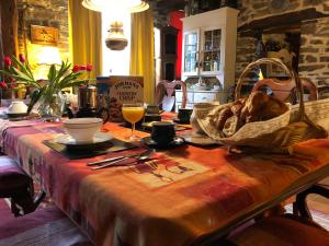 uma mesa com um cesto de comida em Les Rivieres em Caumont-sur-Orne